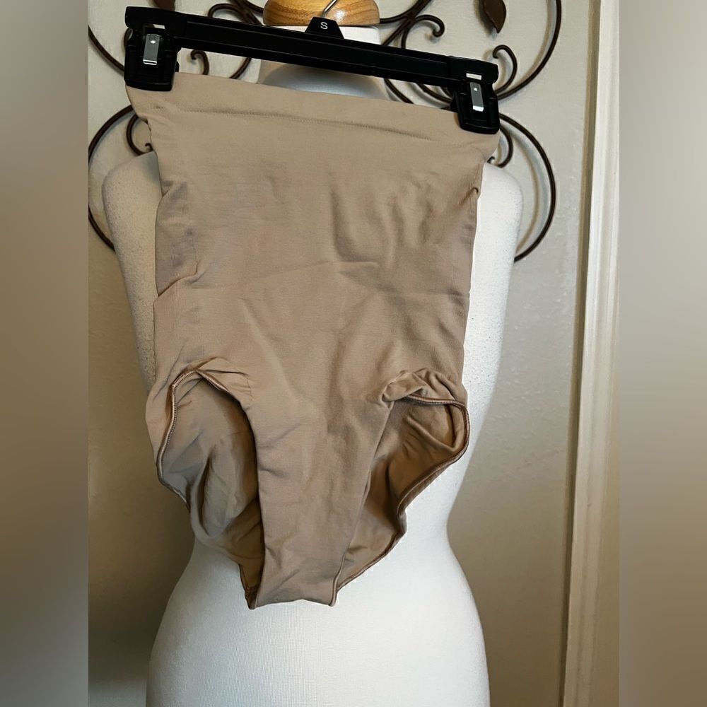 BNWOT SKIMS EVERYDAY SCULPTING HIGH-WAISTED BRIEF SIZE SMALL - Picture 7 of 8